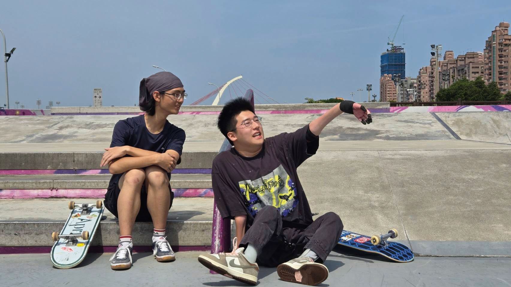 文凱跟好友嘉恩常相約一起玩滑板