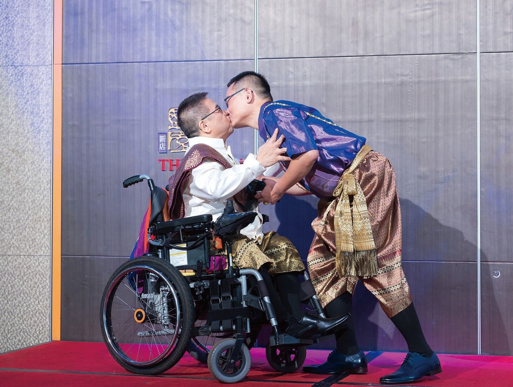 智堅與伴侶突破重重阻礙，成功舉行婚宴