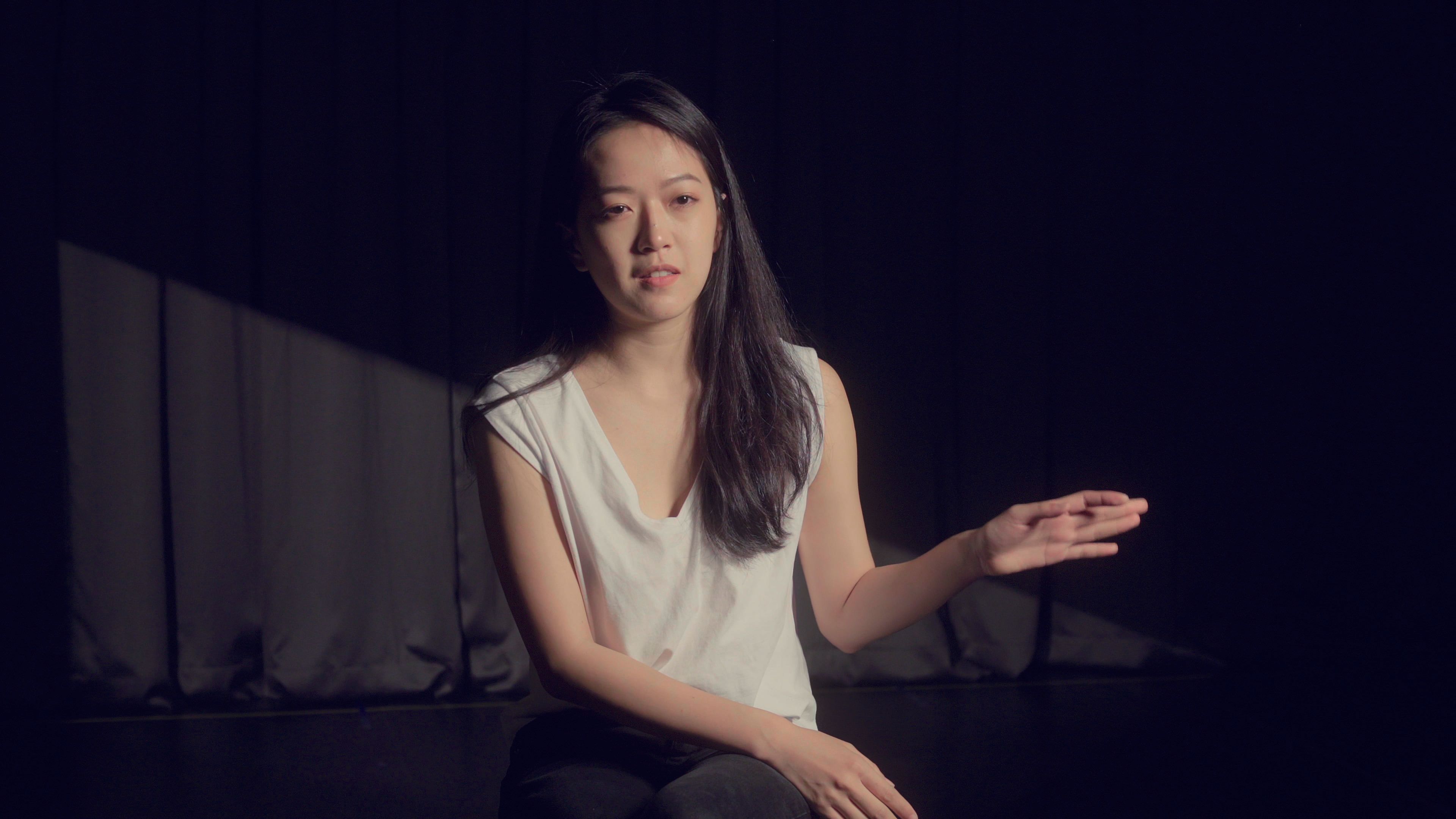 受訪者朗讀虛構文本，而後分享自身創傷經驗，圖為女演員李想