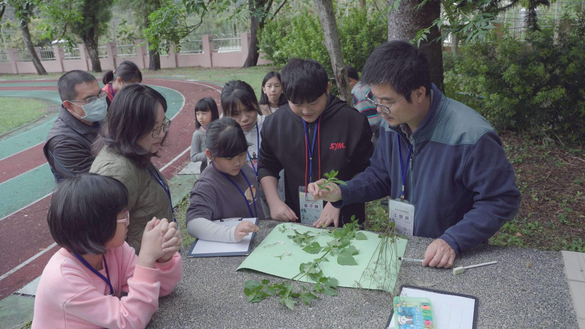 東海大學團隊帶領當地學童的環境教育課程