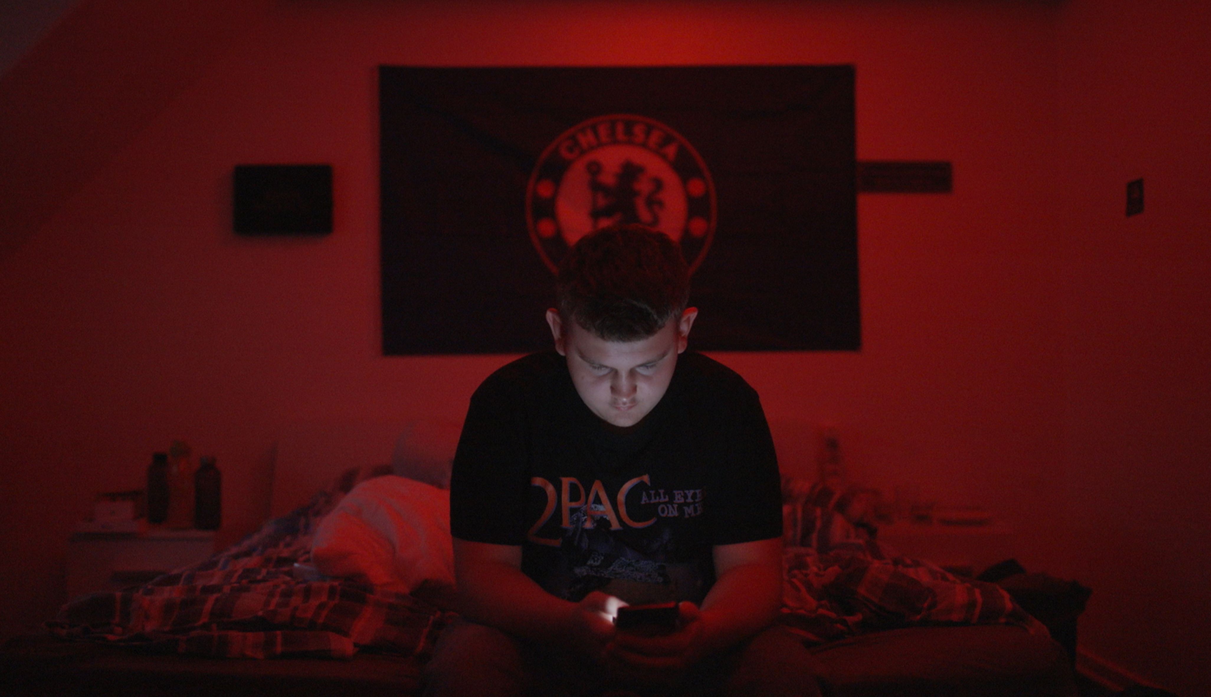 《我獨自上網》揭露社群平台演算法的弊端