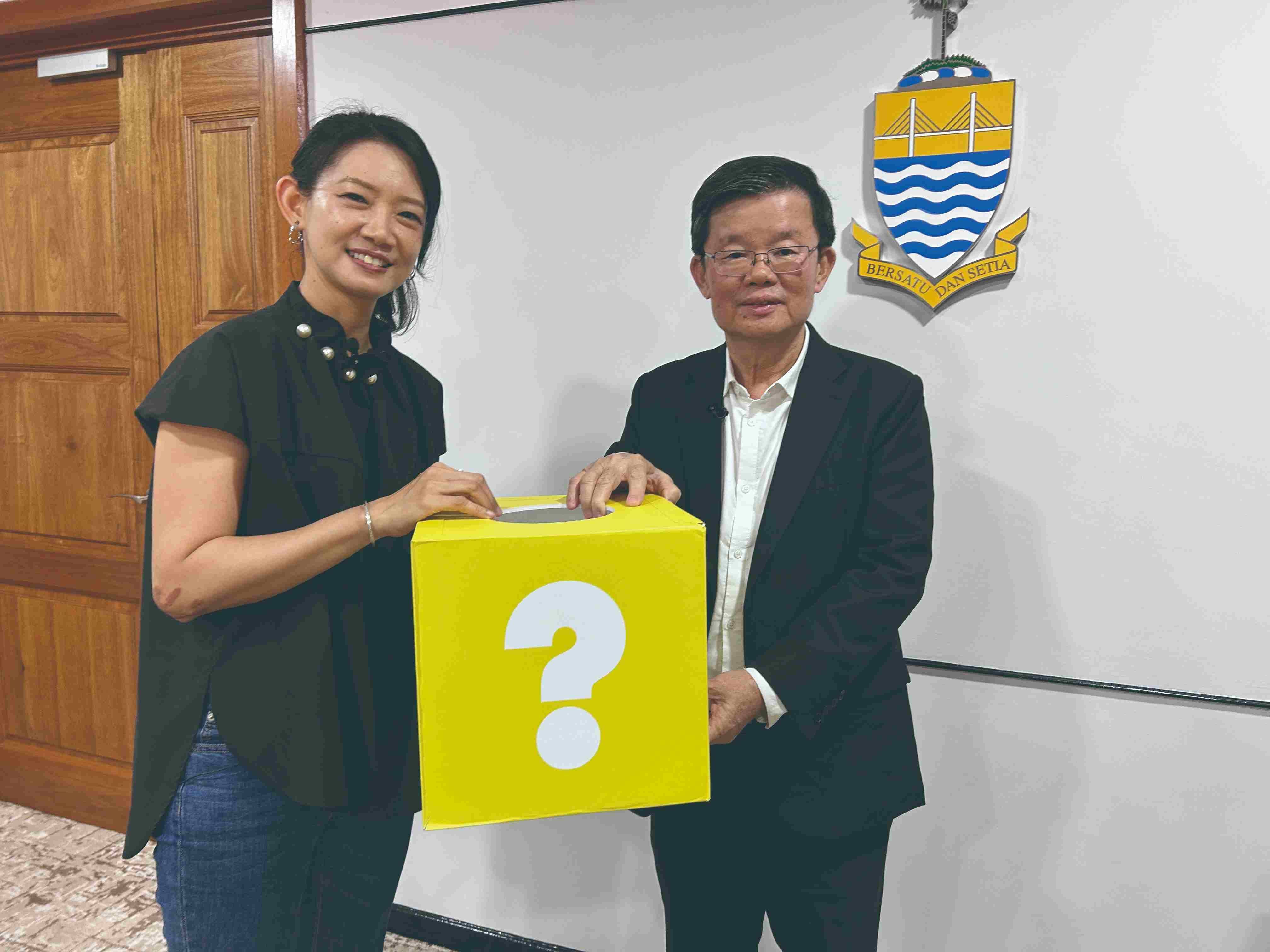 曾任記者的曹觀友(右)現在是馬來西亞檳城首長