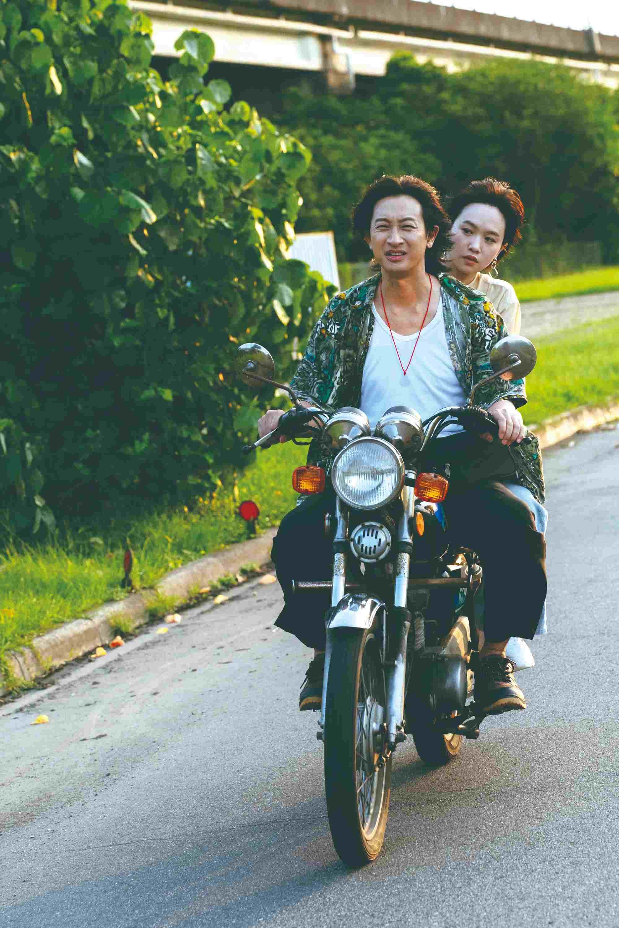 奇幻的觀落陰旅程中，雅惠看見父親秋山一生的辛酸