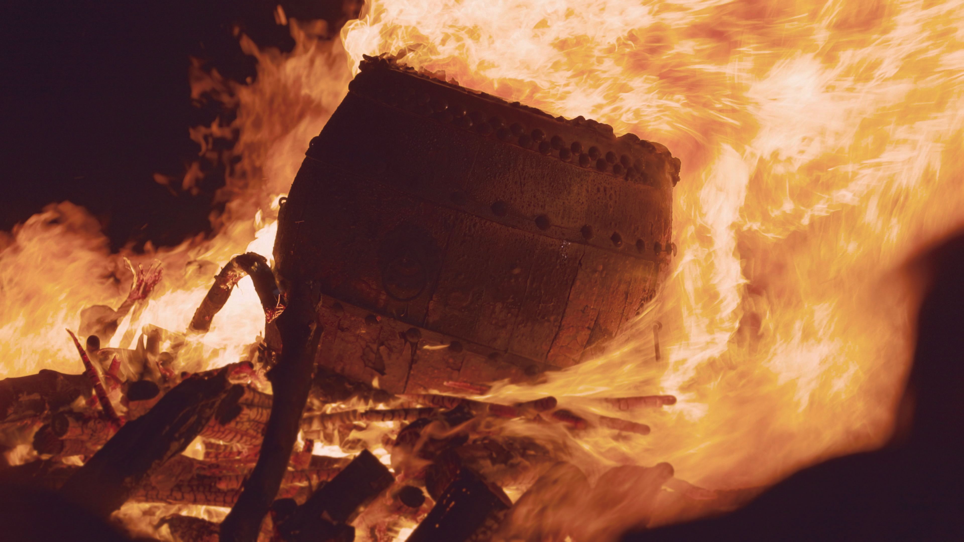 九天歲末「鼓神祭」,將擊破的鼓與打斷的鼓棒送於祭台焚燒,恭送鼓神,祈求來年順遂平安