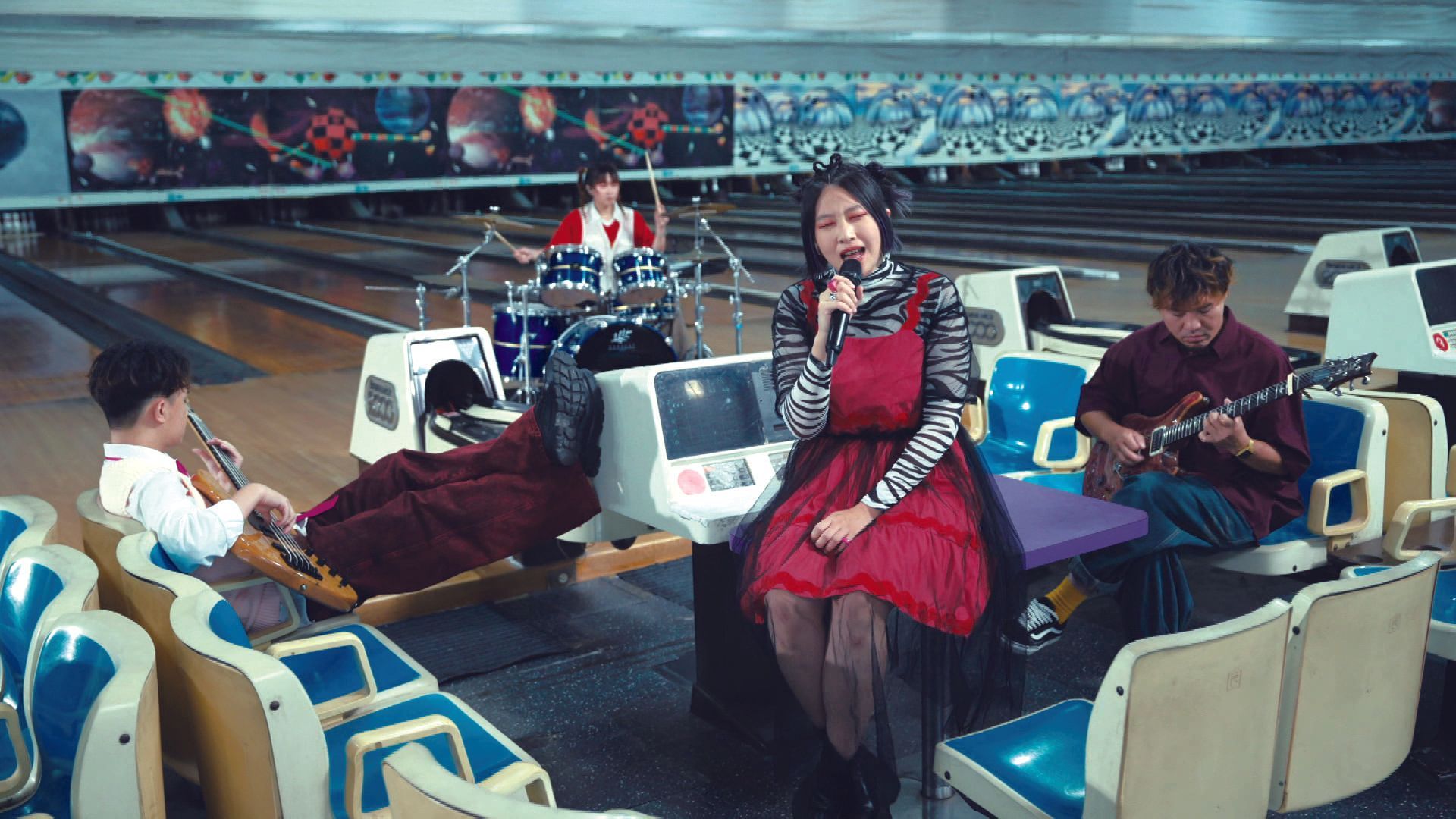 樂團百合花於圓山育樂中心（撞球間）演出