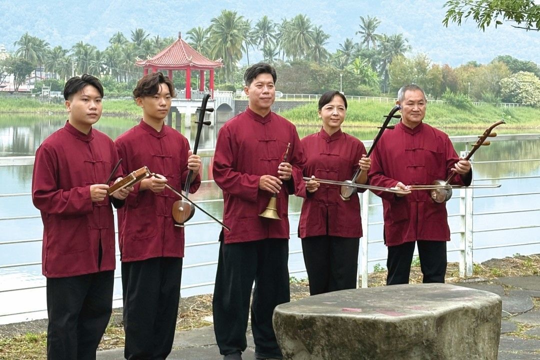 客家樂團在幽靜的美濃湖前演奏八音